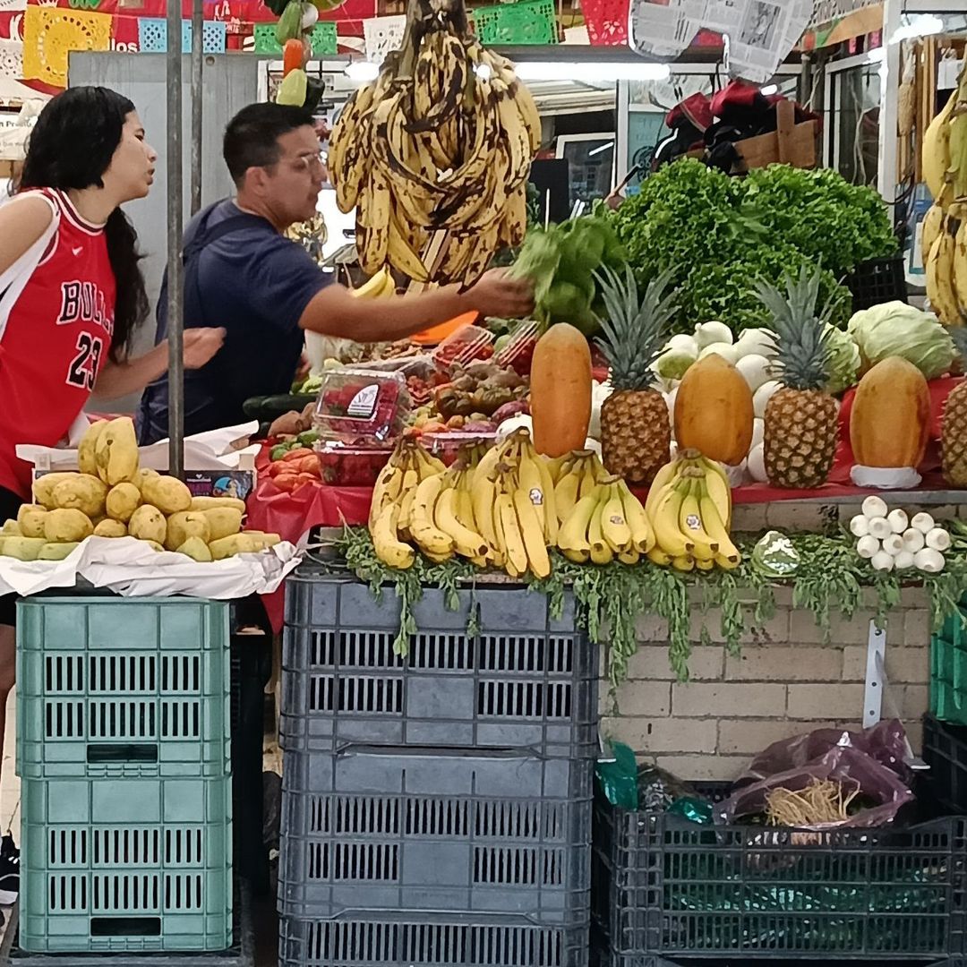 Puesto de verduras en mercado popular. Foto: Cuartoscuro